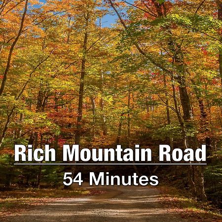 New Luxury Cabin With Stunning Mountainviews,Hottub, Firepit, Fireplace,2 Kingbeds, 2 Covereddecks,Bbqgrill, Shuffleboard And Pool Access Sevierville Bagian luar foto