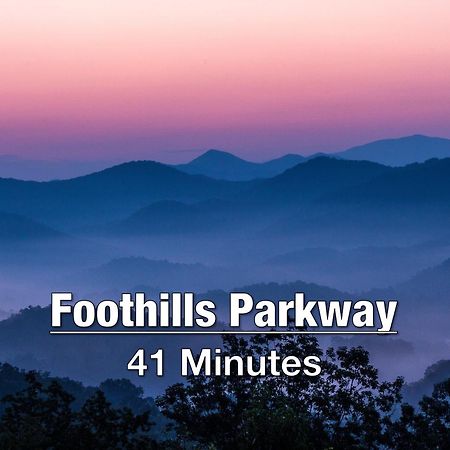 New Luxury Cabin With Stunning Mountainviews,Hottub, Firepit, Fireplace,2 Kingbeds, 2 Covereddecks,Bbqgrill, Shuffleboard And Pool Access Sevierville Bagian luar foto