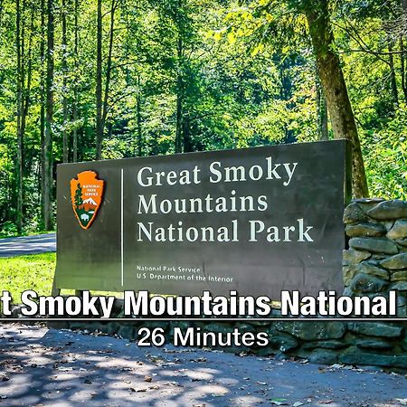 New Luxury Cabin With Stunning Mountainviews,Hottub, Firepit, Fireplace,2 Kingbeds, 2 Covereddecks,Bbqgrill, Shuffleboard And Pool Access Sevierville Bagian luar foto