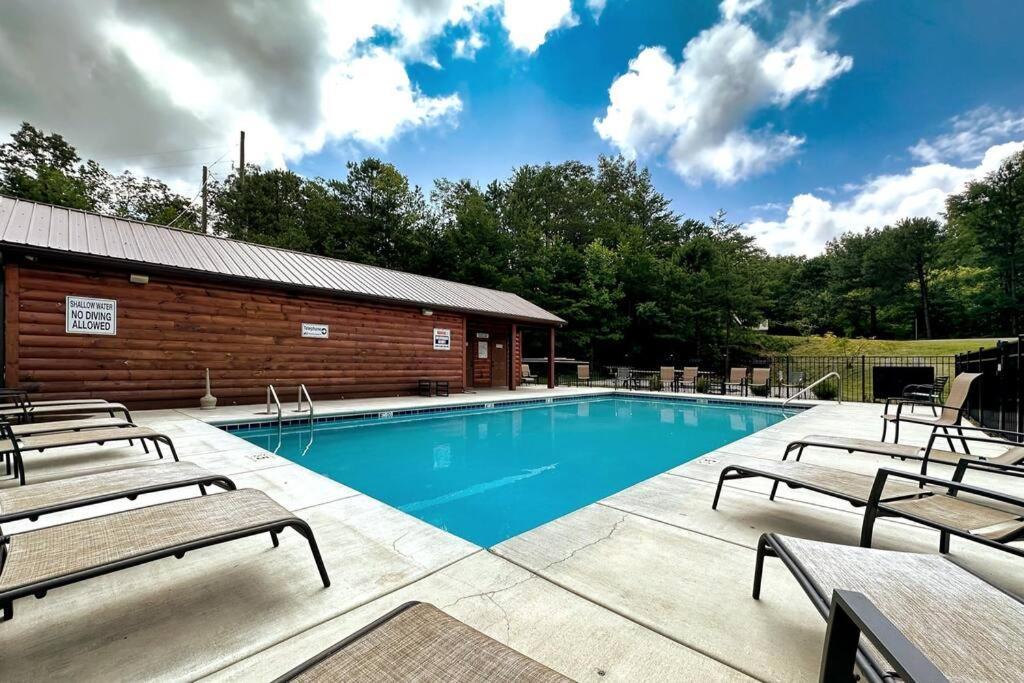 New Luxury Cabin With Stunning Mountainviews,Hottub, Firepit, Fireplace,2 Kingbeds, 2 Covereddecks,Bbqgrill, Shuffleboard And Pool Access Sevierville Bagian luar foto