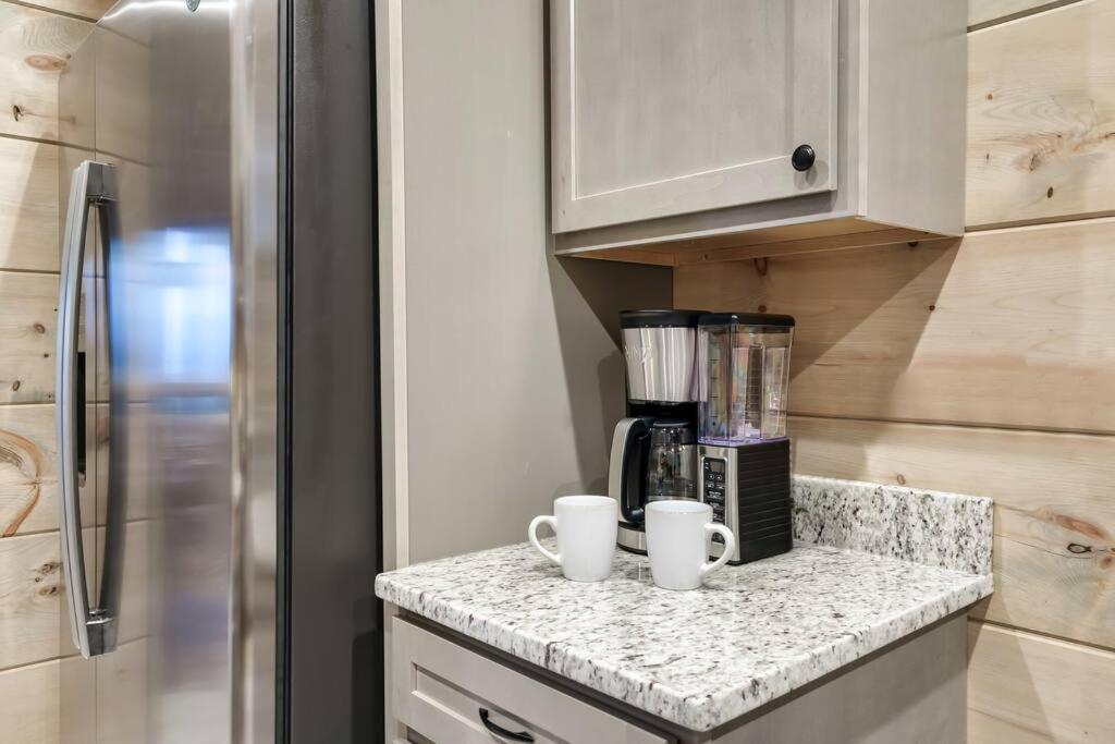 New Luxury Cabin With Stunning Mountainviews,Hottub, Firepit, Fireplace,2 Kingbeds, 2 Covereddecks,Bbqgrill, Shuffleboard And Pool Access Sevierville Bagian luar foto