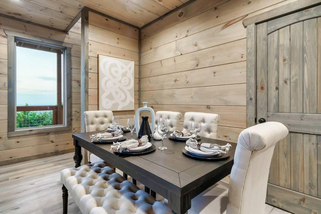 New Luxury Cabin With Stunning Mountainviews,Hottub, Firepit, Fireplace,2 Kingbeds, 2 Covereddecks,Bbqgrill, Shuffleboard And Pool Access Sevierville Bagian luar foto