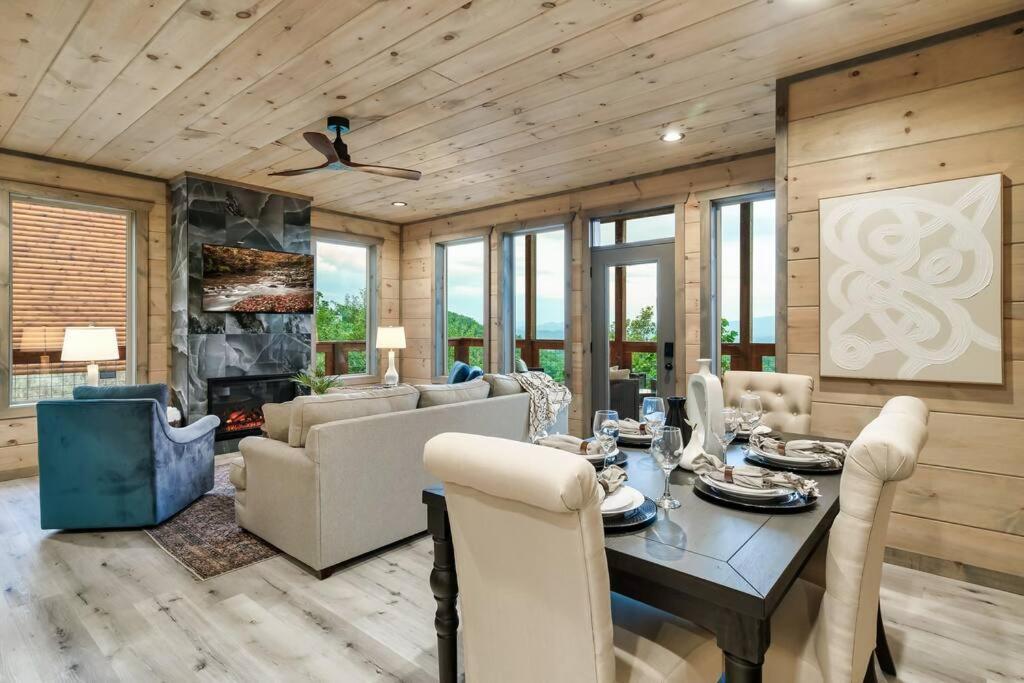New Luxury Cabin With Stunning Mountainviews,Hottub, Firepit, Fireplace,2 Kingbeds, 2 Covereddecks,Bbqgrill, Shuffleboard And Pool Access Sevierville Bagian luar foto