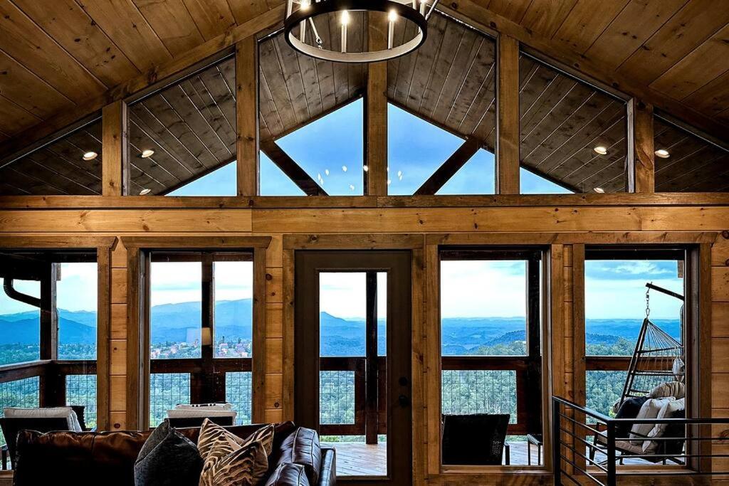 New Luxury Cabin With Stunning Mountainviews,Hottub, Firepit, Fireplace,2 Kingbeds, 2 Covereddecks,Bbqgrill, Shuffleboard And Pool Access Sevierville Bagian luar foto