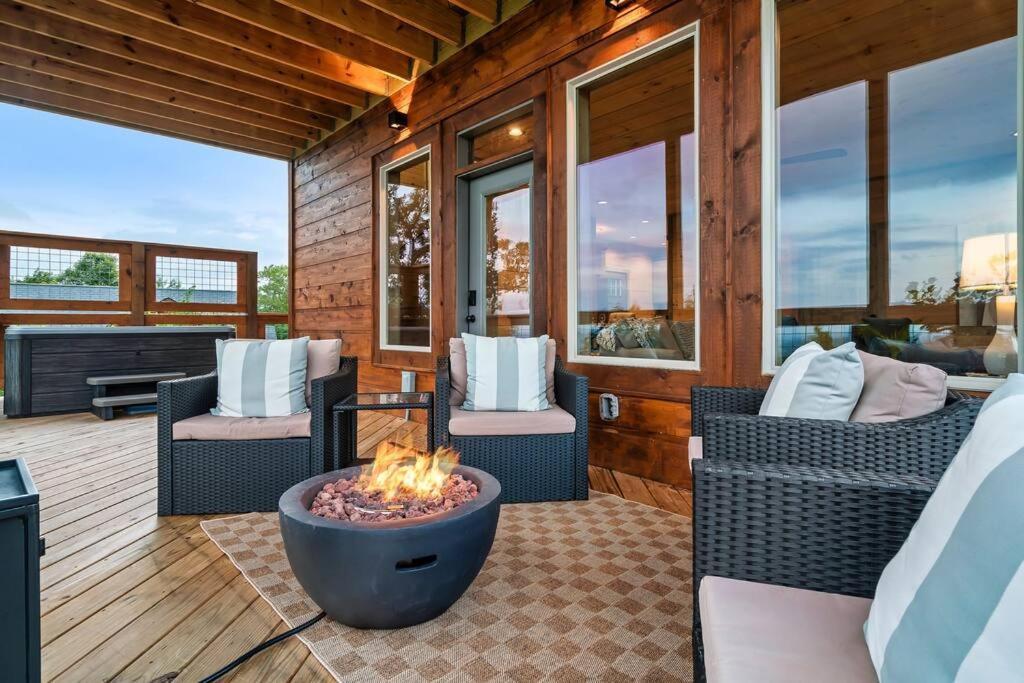 New Luxury Cabin With Stunning Mountainviews,Hottub, Firepit, Fireplace,2 Kingbeds, 2 Covereddecks,Bbqgrill, Shuffleboard And Pool Access Sevierville Bagian luar foto