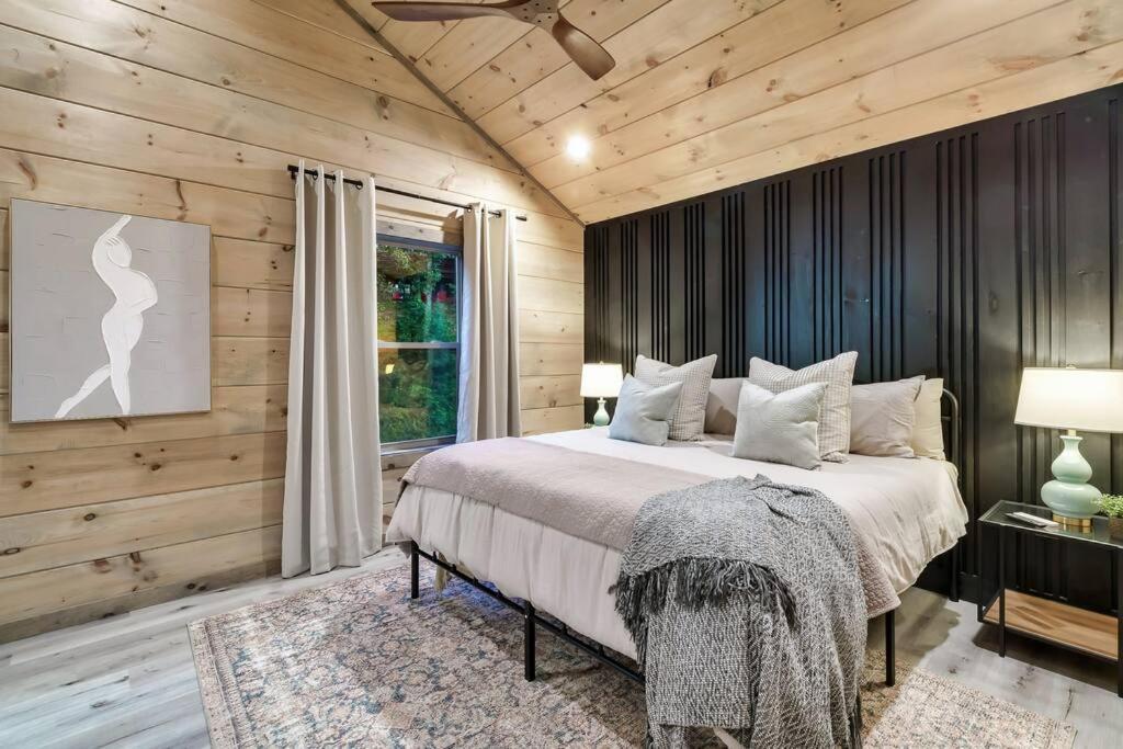 New Luxury Cabin With Stunning Mountainviews,Hottub, Firepit, Fireplace,2 Kingbeds, 2 Covereddecks,Bbqgrill, Shuffleboard And Pool Access Sevierville Bagian luar foto