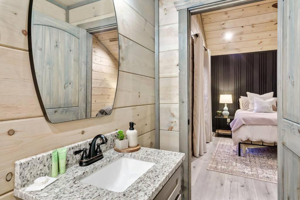 New Luxury Cabin With Stunning Mountainviews,Hottub, Firepit, Fireplace,2 Kingbeds, 2 Covereddecks,Bbqgrill, Shuffleboard And Pool Access Sevierville Bagian luar foto