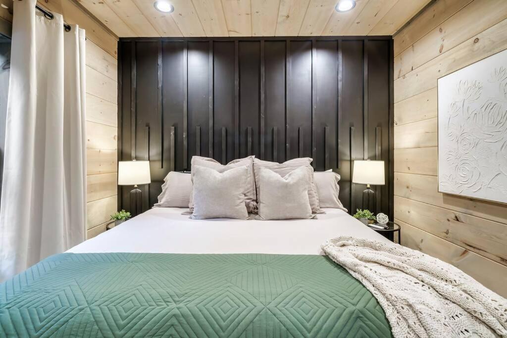 New Luxury Cabin With Stunning Mountainviews,Hottub, Firepit, Fireplace,2 Kingbeds, 2 Covereddecks,Bbqgrill, Shuffleboard And Pool Access Sevierville Bagian luar foto