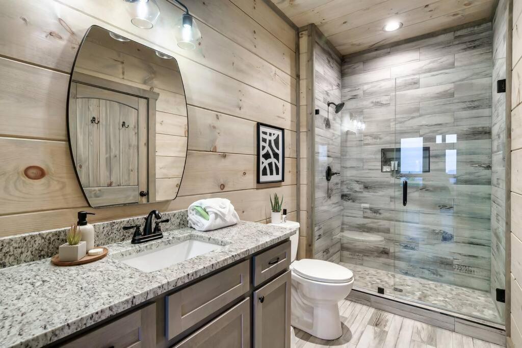 New Luxury Cabin With Stunning Mountainviews,Hottub, Firepit, Fireplace,2 Kingbeds, 2 Covereddecks,Bbqgrill, Shuffleboard And Pool Access Sevierville Bagian luar foto