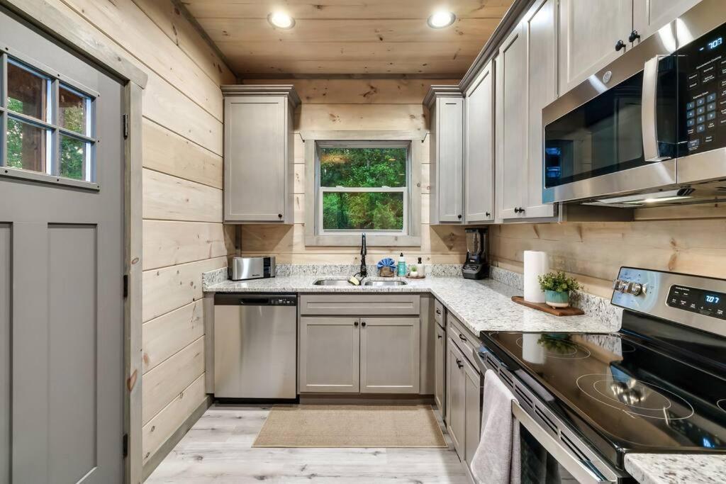 New Luxury Cabin With Stunning Mountainviews,Hottub, Firepit, Fireplace,2 Kingbeds, 2 Covereddecks,Bbqgrill, Shuffleboard And Pool Access Sevierville Bagian luar foto