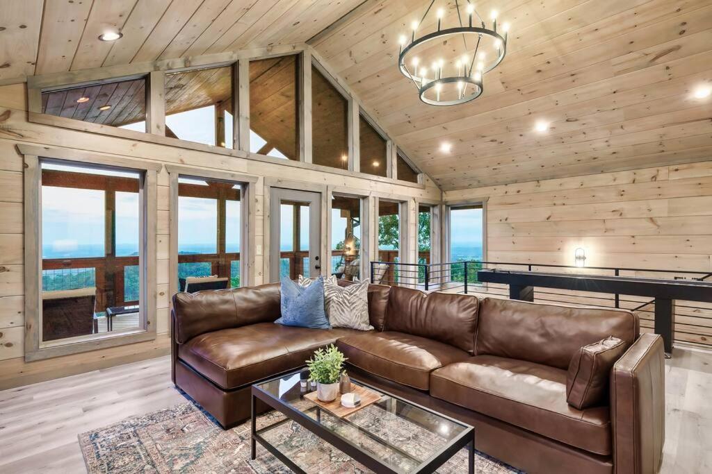 New Luxury Cabin With Stunning Mountainviews,Hottub, Firepit, Fireplace,2 Kingbeds, 2 Covereddecks,Bbqgrill, Shuffleboard And Pool Access Sevierville Bagian luar foto