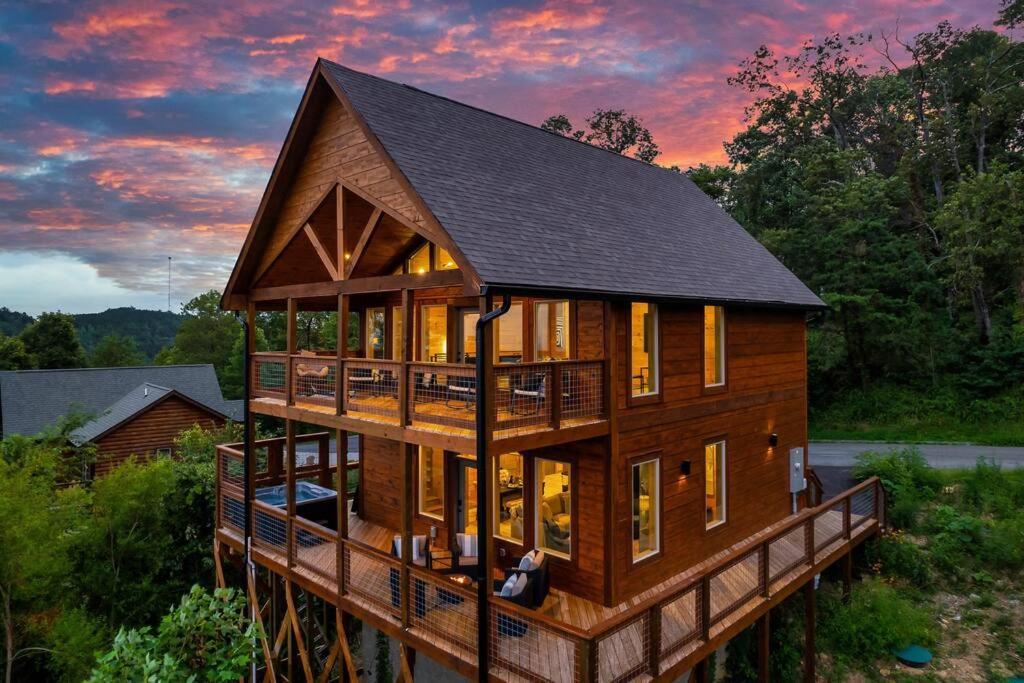 New Luxury Cabin With Stunning Mountainviews,Hottub, Firepit, Fireplace,2 Kingbeds, 2 Covereddecks,Bbqgrill, Shuffleboard And Pool Access Sevierville Bagian luar foto