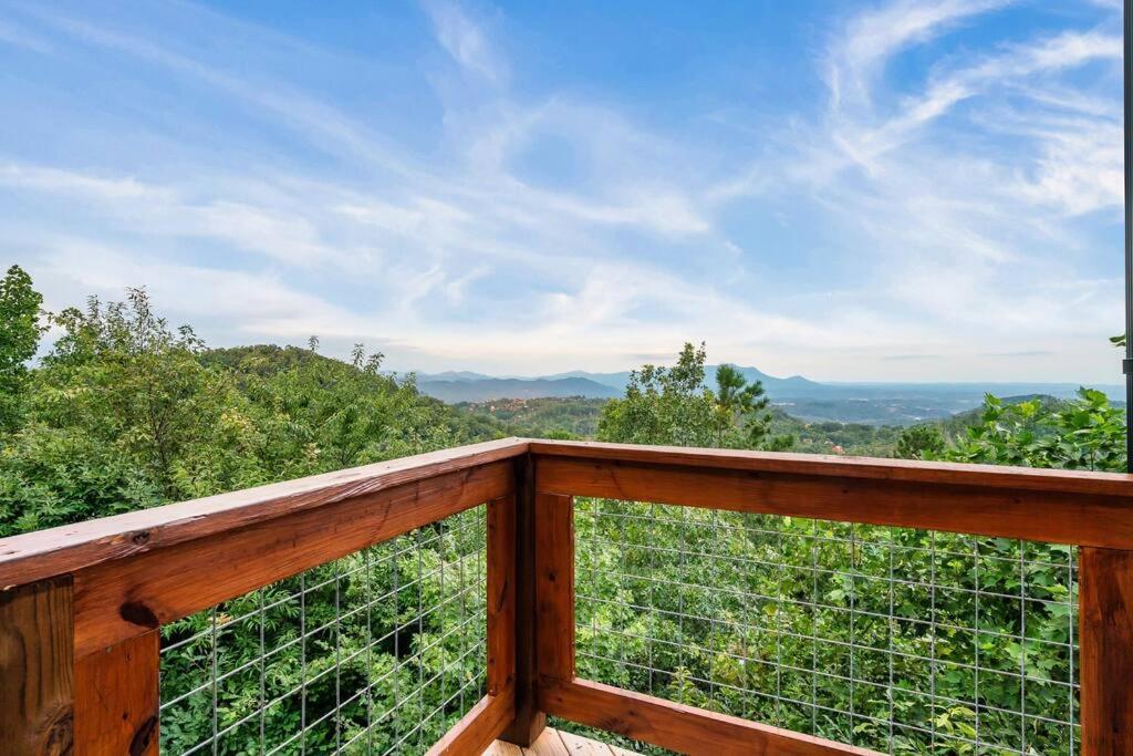 New Luxury Cabin With Stunning Mountainviews,Hottub, Firepit, Fireplace,2 Kingbeds, 2 Covereddecks,Bbqgrill, Shuffleboard And Pool Access Sevierville Bagian luar foto