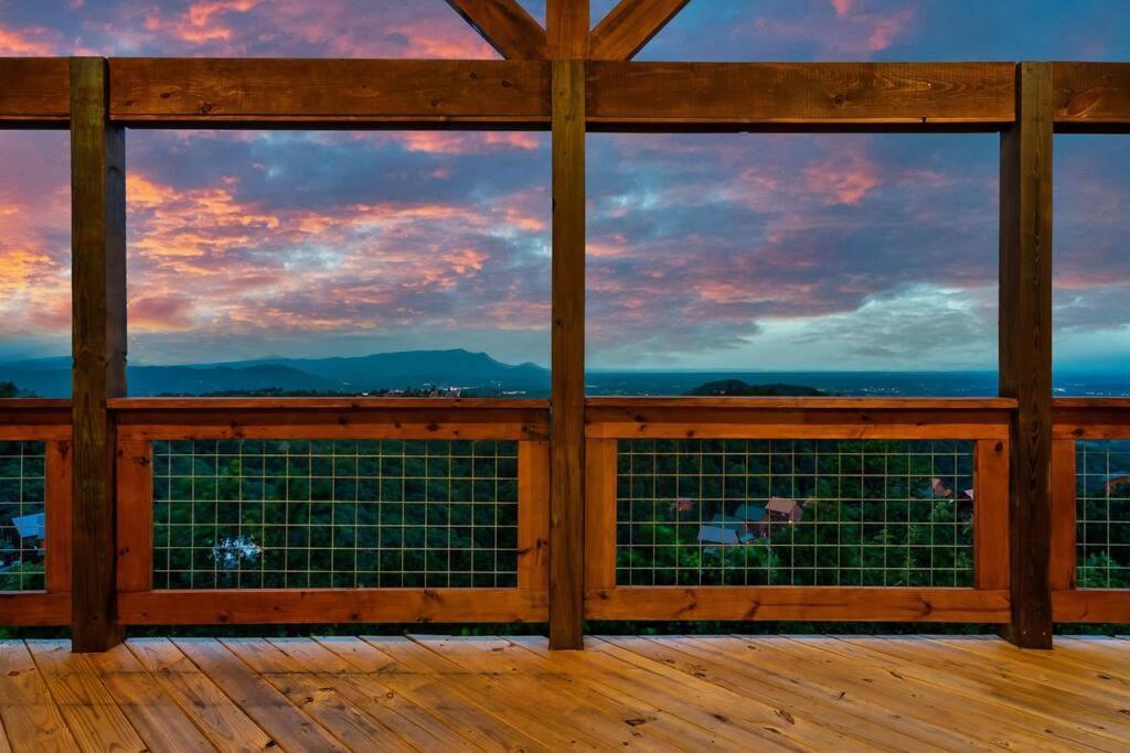 New Luxury Cabin With Stunning Mountainviews,Hottub, Firepit, Fireplace,2 Kingbeds, 2 Covereddecks,Bbqgrill, Shuffleboard And Pool Access Sevierville Bagian luar foto