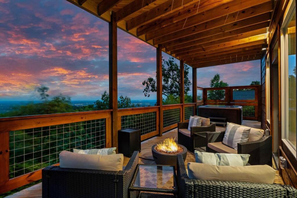 New Luxury Cabin With Stunning Mountainviews,Hottub, Firepit, Fireplace,2 Kingbeds, 2 Covereddecks,Bbqgrill, Shuffleboard And Pool Access Sevierville Bagian luar foto