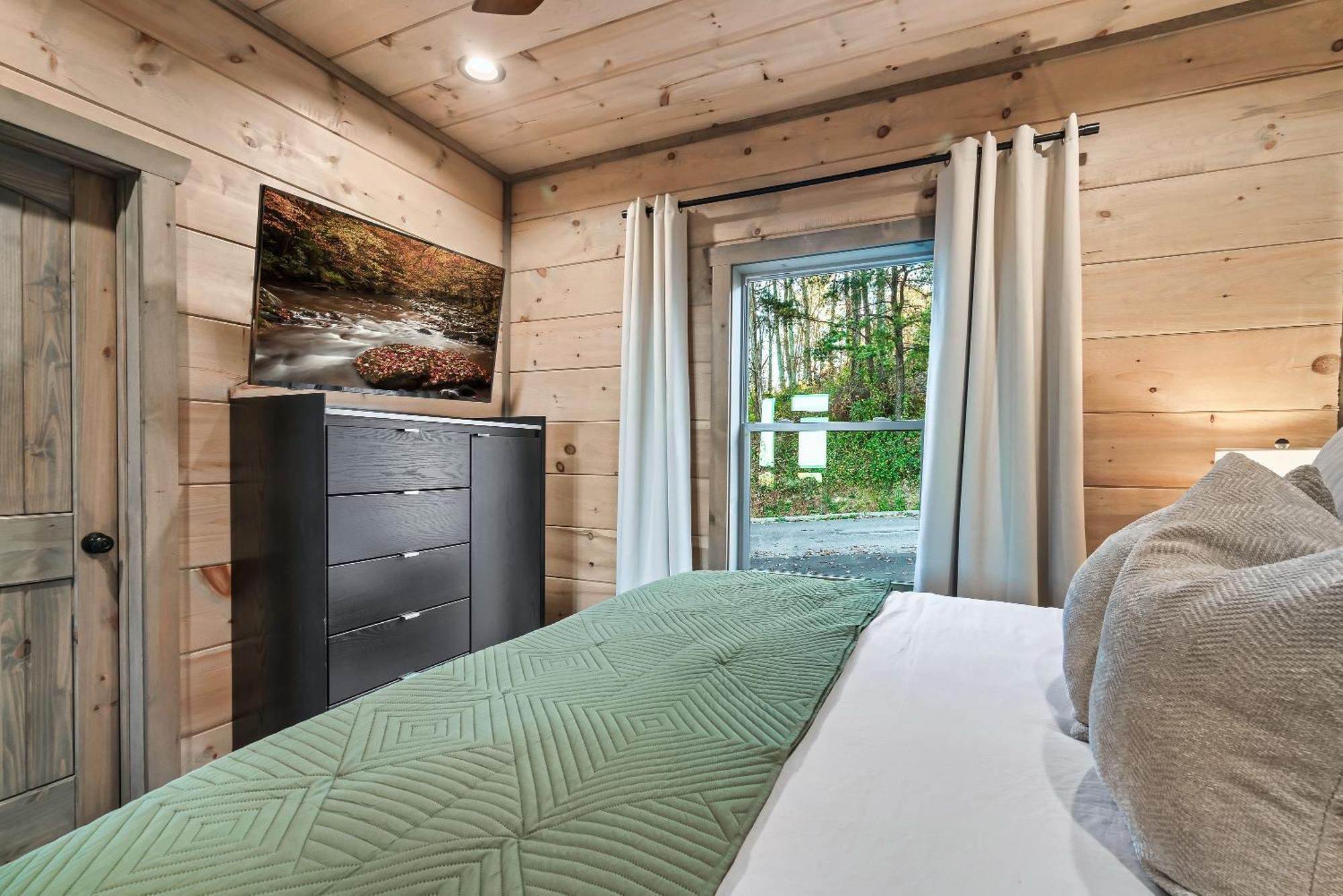 New Luxury Cabin With Stunning Mountainviews,Hottub, Firepit, Fireplace,2 Kingbeds, 2 Covereddecks,Bbqgrill, Shuffleboard And Pool Access Sevierville Bagian luar foto