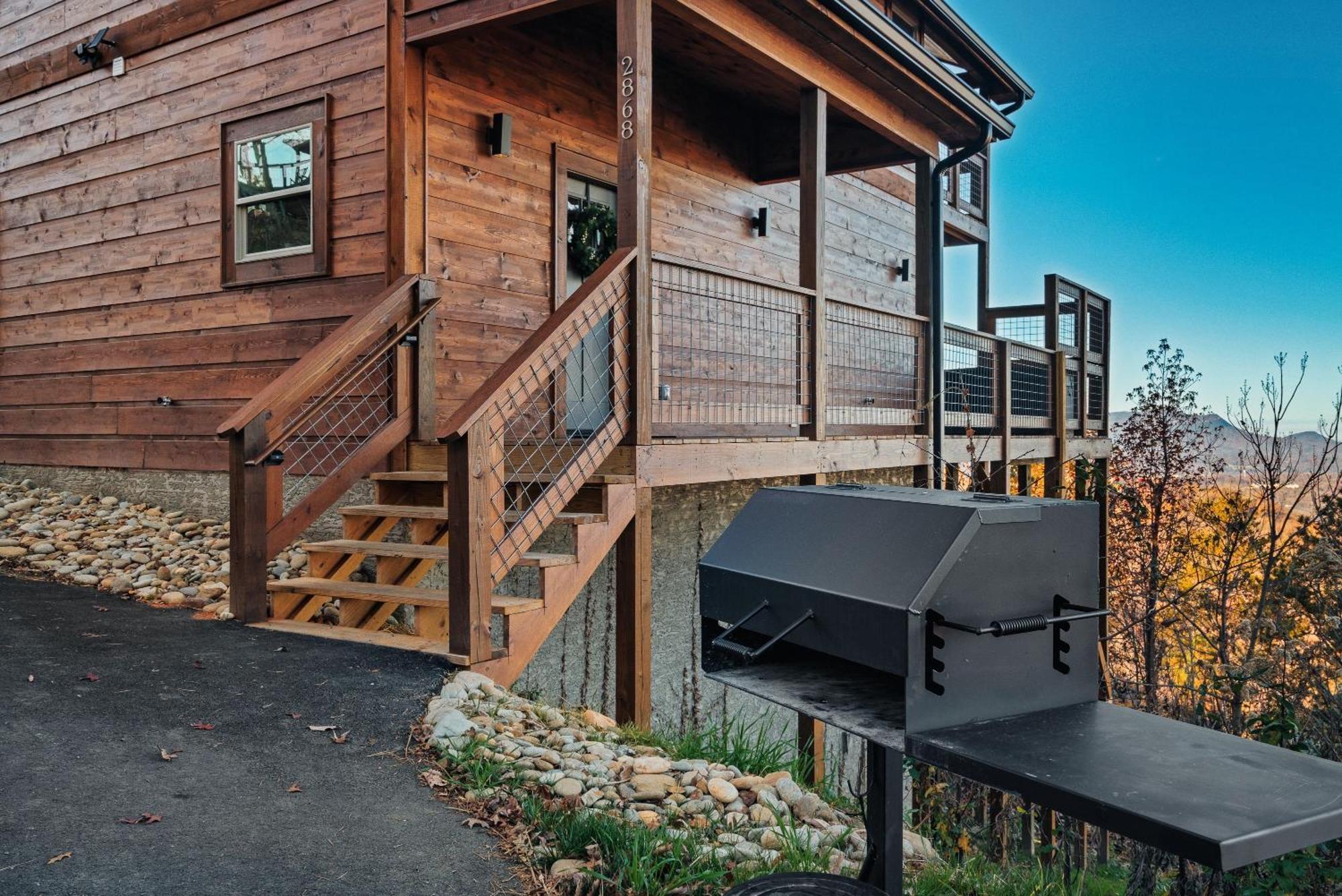 New Luxury Cabin With Stunning Mountainviews,Hottub, Firepit, Fireplace,2 Kingbeds, 2 Covereddecks,Bbqgrill, Shuffleboard And Pool Access Sevierville Bagian luar foto