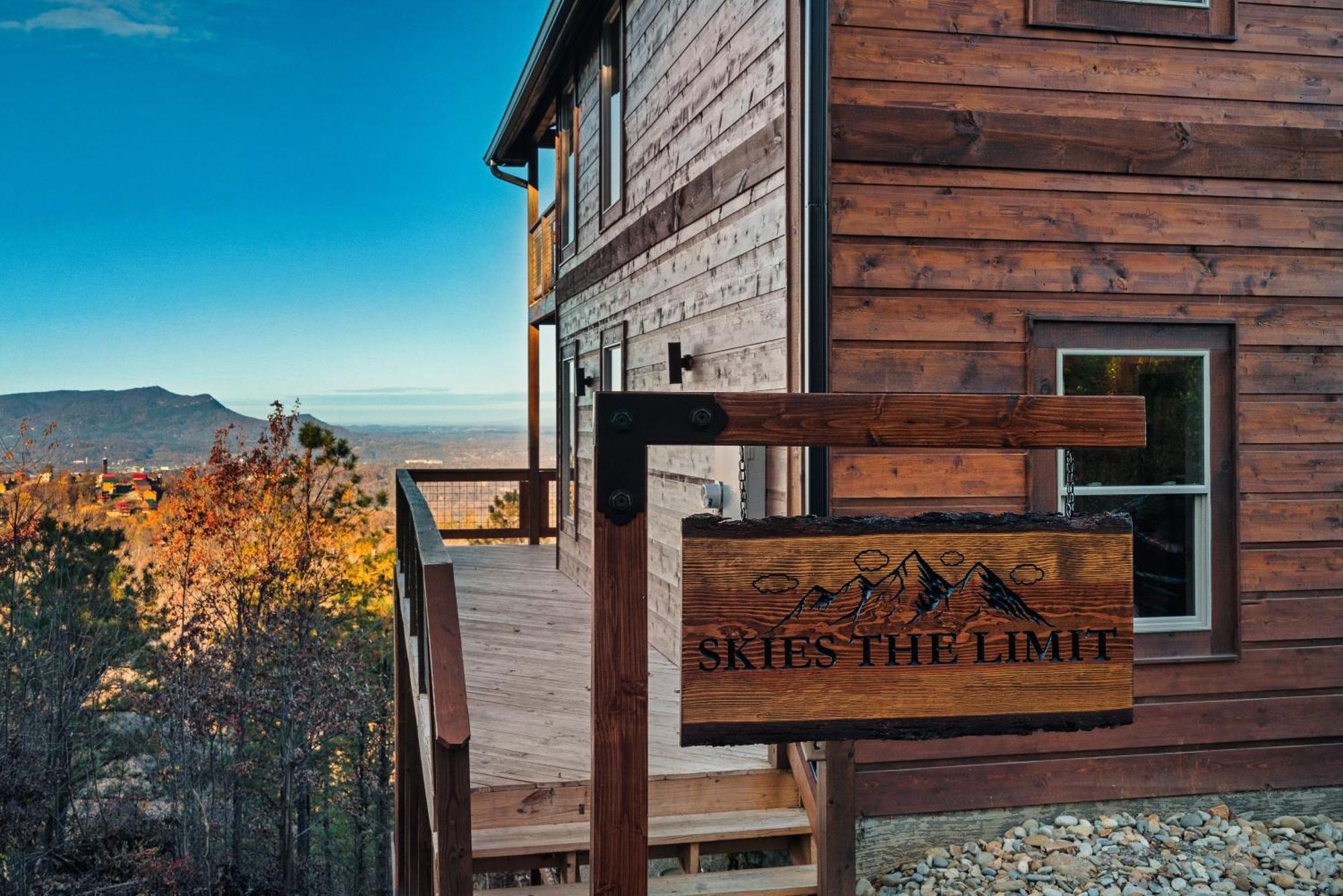 New Luxury Cabin With Stunning Mountainviews,Hottub, Firepit, Fireplace,2 Kingbeds, 2 Covereddecks,Bbqgrill, Shuffleboard And Pool Access Sevierville Bagian luar foto