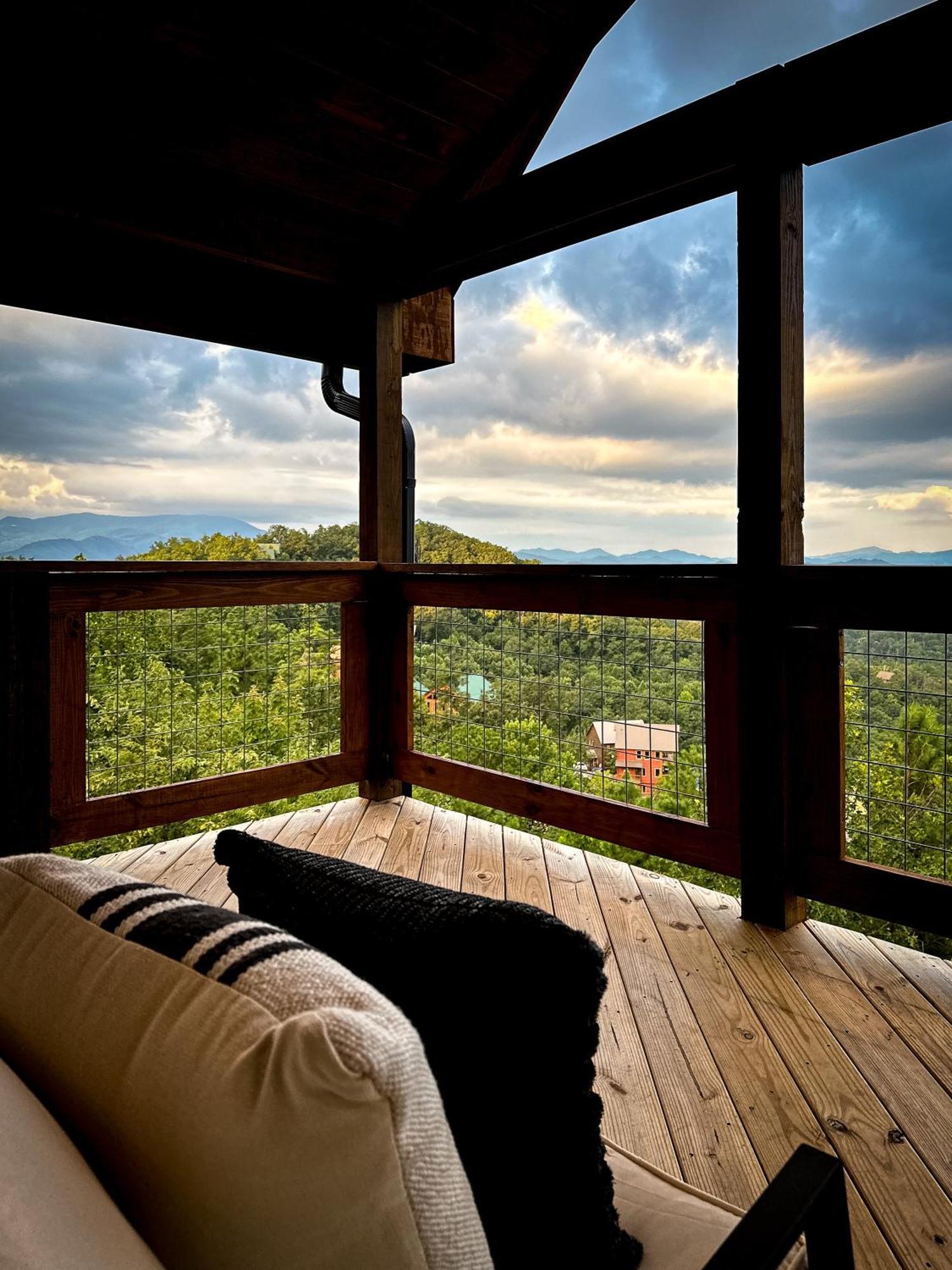 New Luxury Cabin With Stunning Mountainviews,Hottub, Firepit, Fireplace,2 Kingbeds, 2 Covereddecks,Bbqgrill, Shuffleboard And Pool Access Sevierville Bagian luar foto