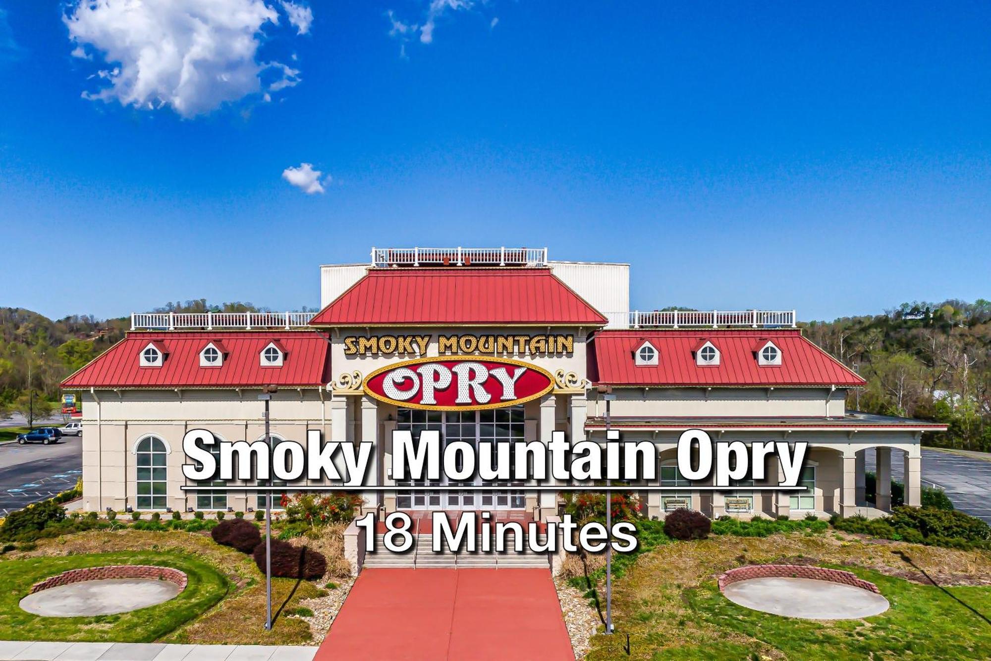 New Luxury Cabin With Stunning Mountainviews,Hottub, Firepit, Fireplace,2 Kingbeds, 2 Covereddecks,Bbqgrill, Shuffleboard And Pool Access Sevierville Bagian luar foto